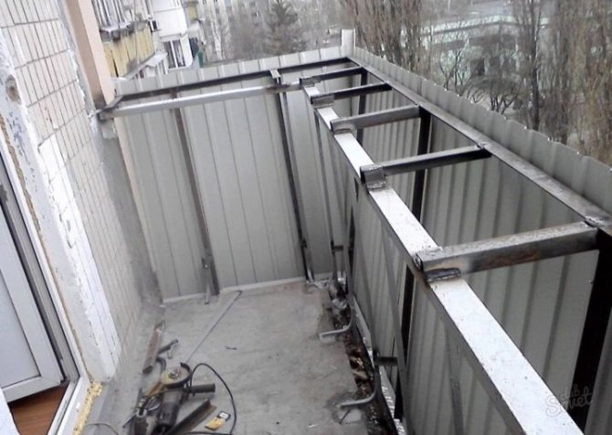 2 façons de faire un balcon avec un plat à emporter - le long du rebord de la fenêtre et de la base de la dalle