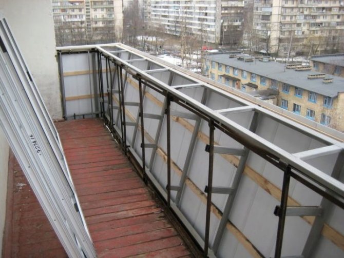 2 façons de faire un balcon avec un plat à emporter - le long du rebord de la fenêtre et de la base de la dalle