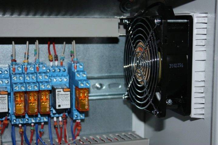 ALBUM DES SCHÉMAS TYPIQUES D'AUTOMATISATION DES SYSTÈMES DE VENTILATION Armoires de commande pour systèmes d'alimentation et d'échappement