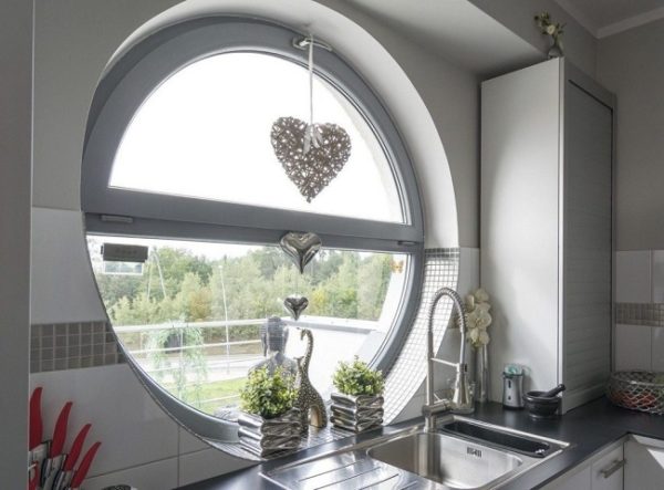 fenêtres en aluminium à l'intérieur de la cuisine