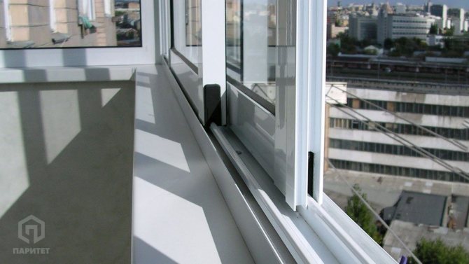 Fenêtres coulissantes en aluminium sur le balcon