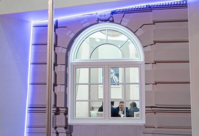 Fenêtre cintrée en métal-plastique du profil VEKA