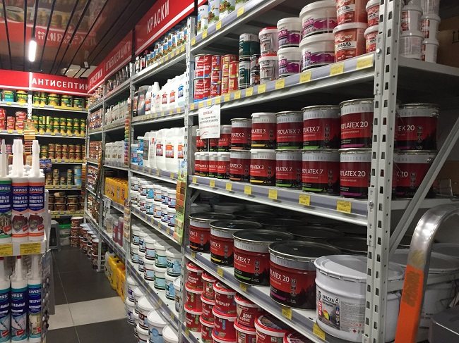 assortiment de peintures et d'imprégnations dans le magasin