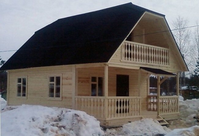 balcon dans le grenier d'une maison privée