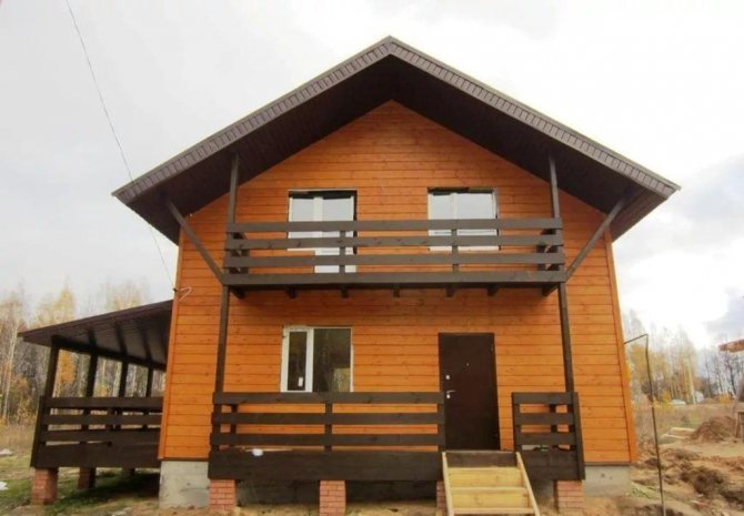 balcon dans une maison en bois