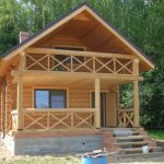 Balcon dans une maison en bois