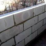 Balcon dans la maison de blocs de mousse