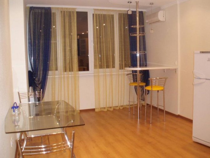 Comptoir de bar sur un tuyau en métal