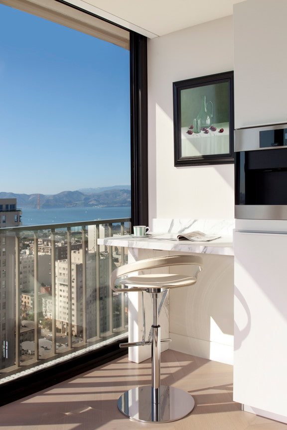 comptoir de bar dans le coin du balcon