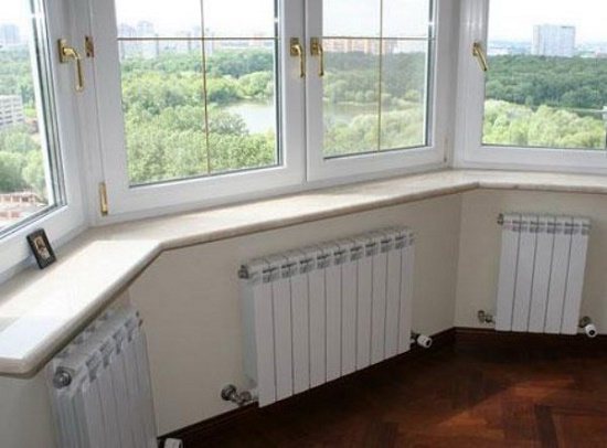 Batteries de chauffage sur la loggia