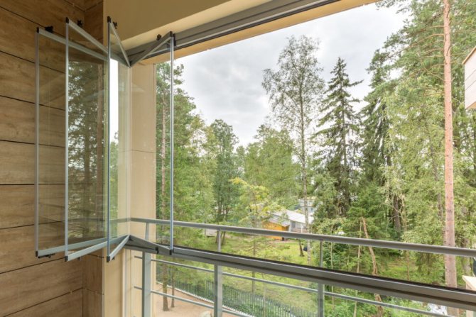 Vitrage sans cadre d'une loggia dans une maison de campagne