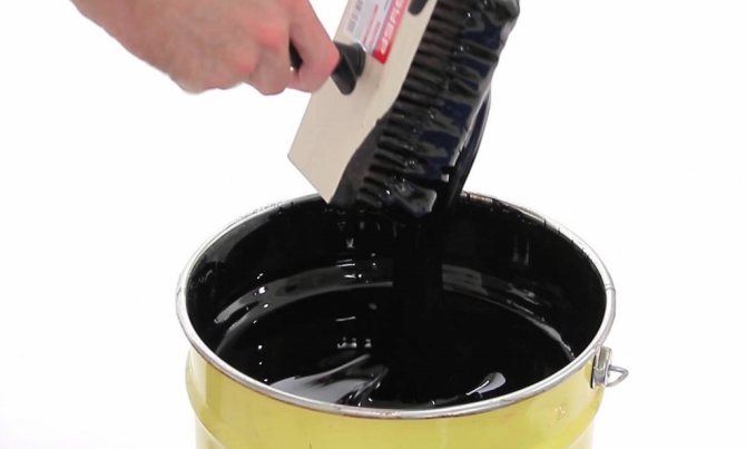 Les mastics bitumineux pour l'imperméabilisation de la salle de bain sont consommés à raison de 2-3 kg / m2