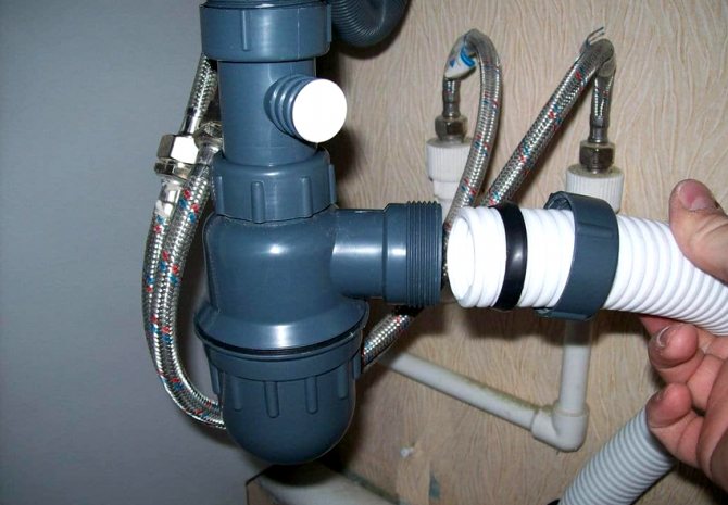 En raison de sa structure, le piège à odeurs de bouteille est le mieux adapté pour une utilisation dans la cuisine