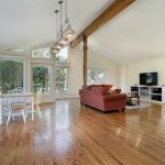 grandes fenêtres dans la maison