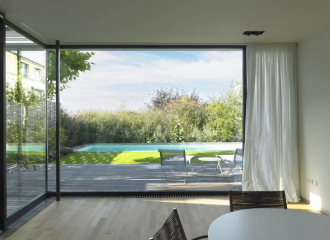 Grande fenêtre double vitrage dans l'appartement