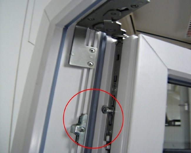 Tourillon avec percuteur sur la fenêtre