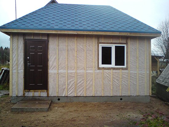 Comment le film coupe-vent sous le revêtement aide-t-il?