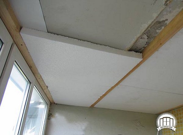 Comment coller de la mousse de polystyrène sur un plafond en béton