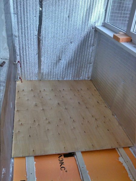 sous-plancher en contreplaqué sur le balcon