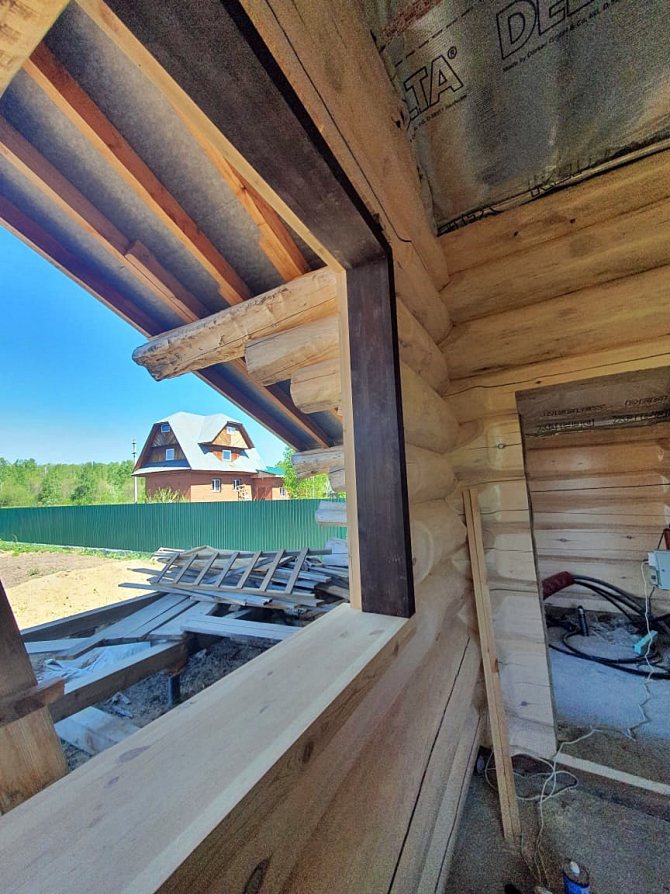 Enveloppe de finition d'une ouverture de fenêtre avec une doublure d'isolant