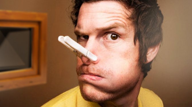 Pour que la maison ne sent pas, vous devez ouvrir les fenêtres en PVC pour la ventilation