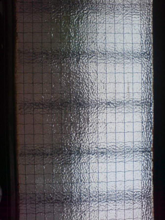 verre câblé coloré