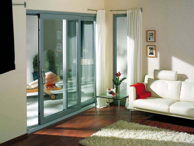 Ce type de structure coulissante est mieux utilisé pour une installation sur des loggias avec de larges portes.