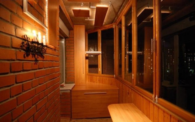 Éclairage décoratif du plafond sur la loggia