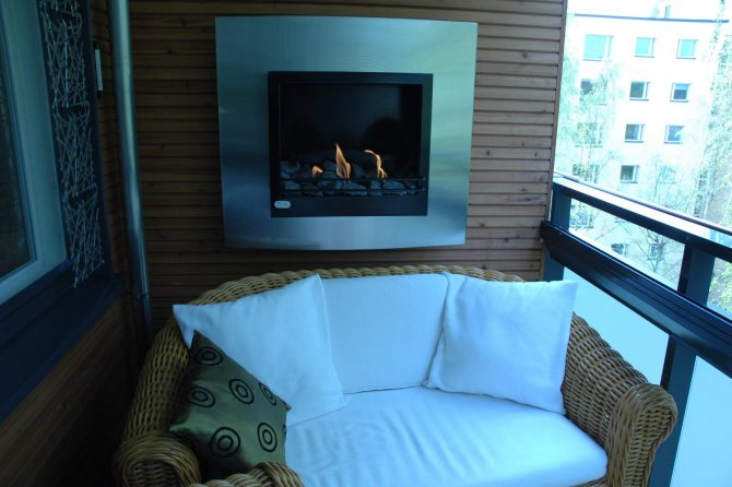 cheminée décorative sur le balcon