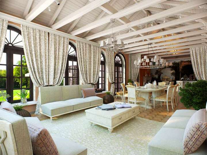 Décorer les fenêtres d'une grande véranda