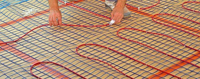 Nous fabriquons des sols chauds sur le balcon de nos propres mains: infrarouge, électrique, eau