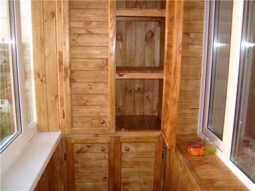 Nous fabriquons une armoire intégrée sur le balcon