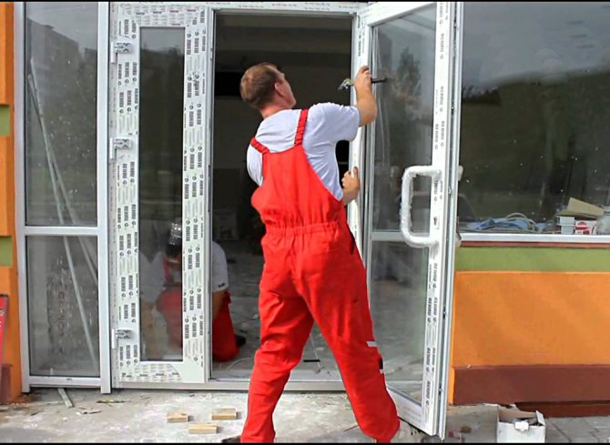 Démontage de la porte en plastique
