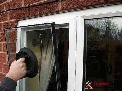 Démontage d'une vitre au moyen d'une ventouse