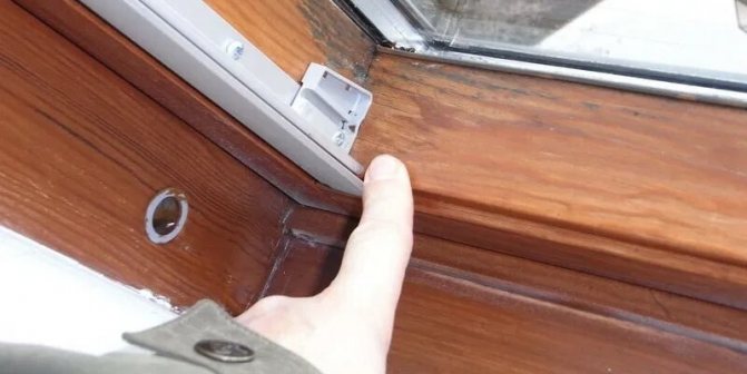 Fenêtre de toit en bois moisie