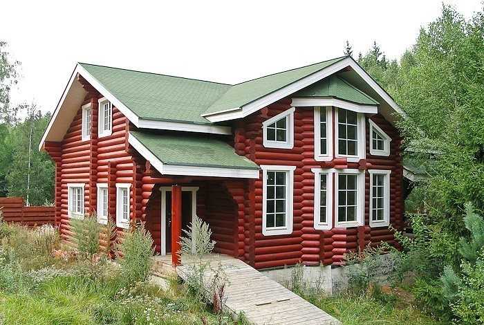 Maison en bois avec fenêtres insérées