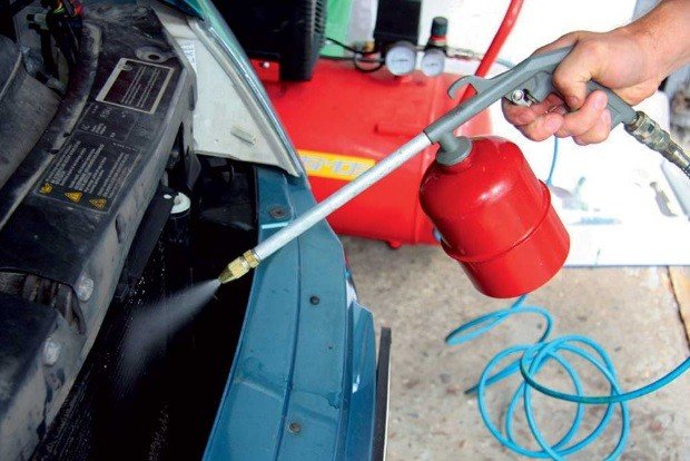 désinfection d'un climatiseur de voiture