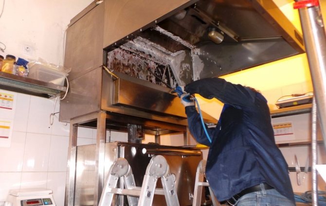 Pour un nettoyage majeur des grandes hottes, vous pouvez contacter les spécialistes.