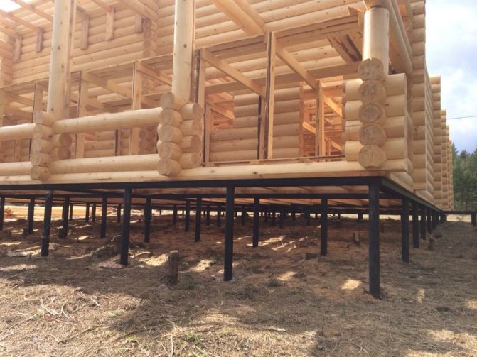 Une maison sur pilotis est toujours en contact avec l'humidité