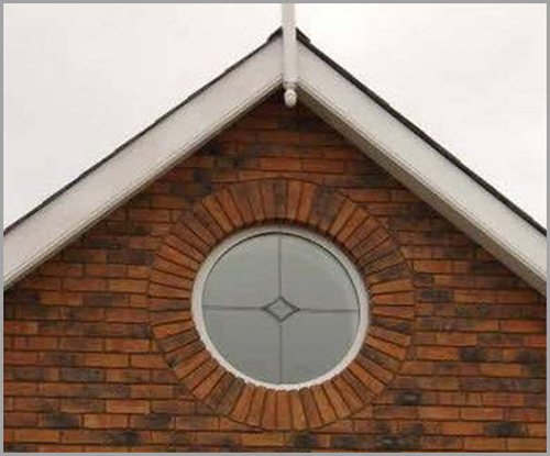 Maison aux fenêtres rondes