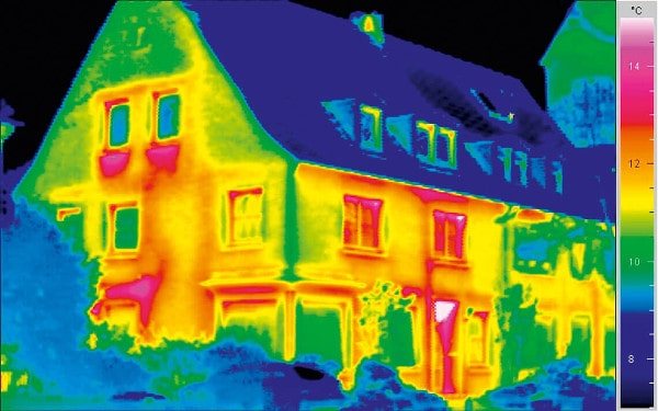 Maison dans une caméra thermique