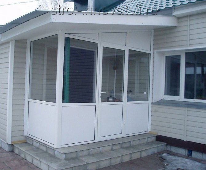 Avantages et inconvénients d'un vestibule en plastique dans une maison privée 2