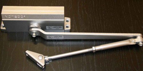 Ferme-porte pour portes en plastique