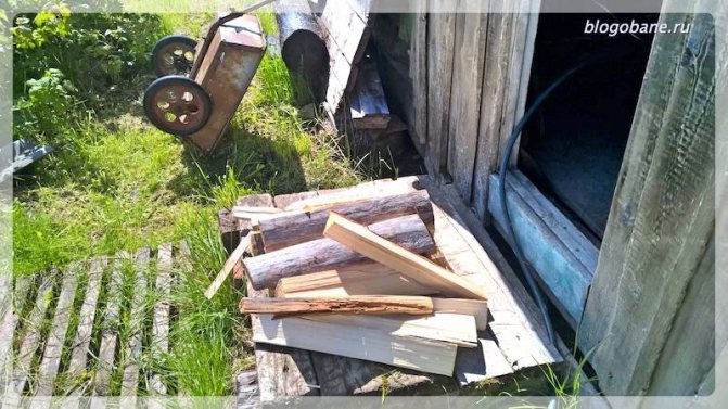 bois de chauffage près de la baignoire