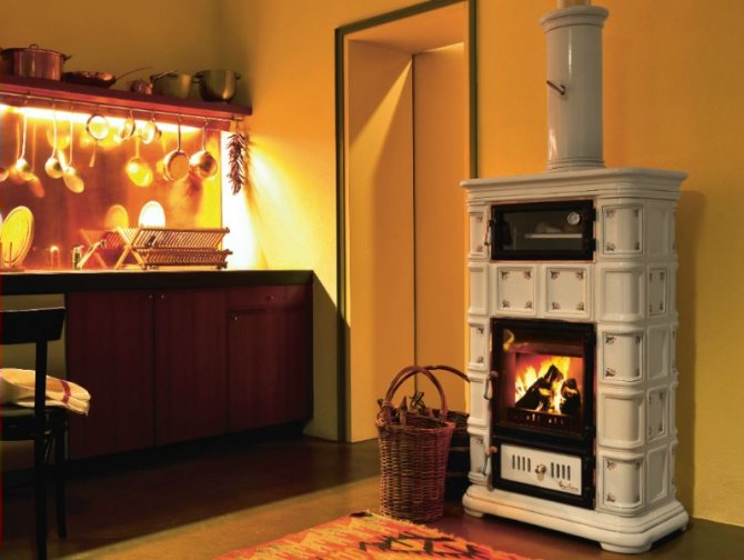 Poêle à bois avec four. Majolique.