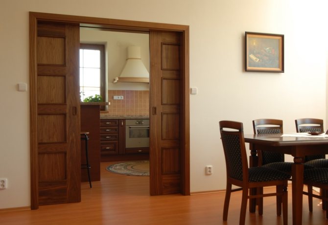 Porte coulissante dans l'étui à crayons