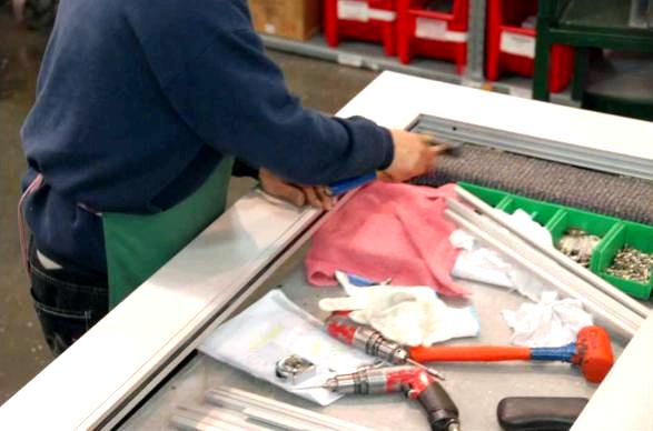 Installation de portes profilées en aluminium