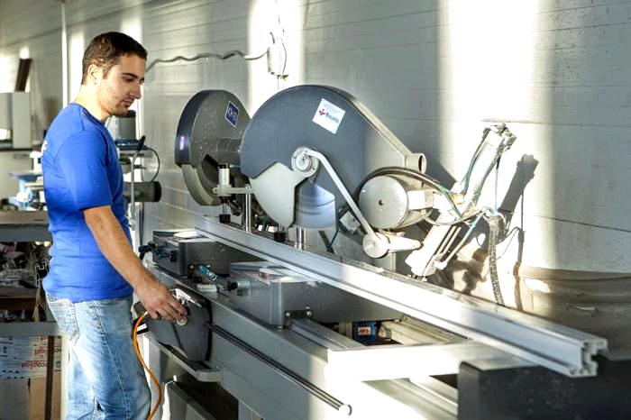 Installation de portes profilées en aluminium