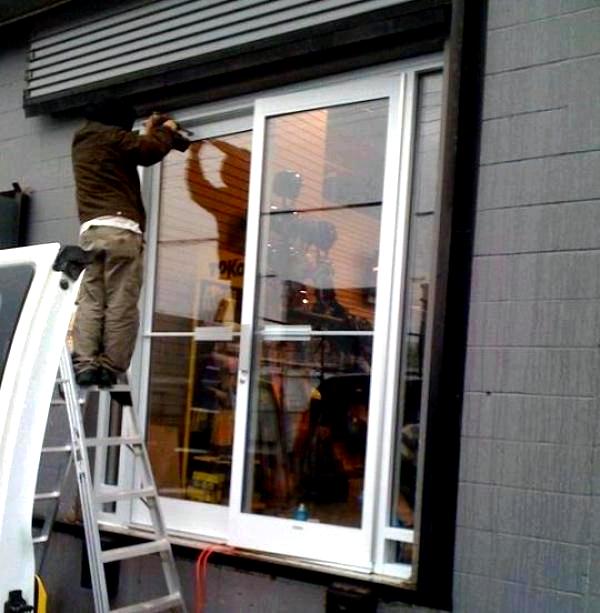 Installation de portes profilées en aluminium