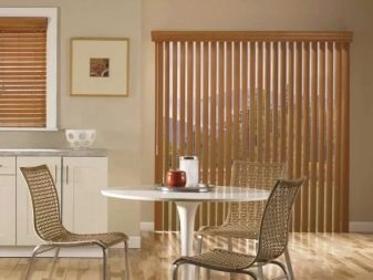 Jalousie de porte: portes de jalousie en bois, jalousie horizontale dans l'embrasure de la porte